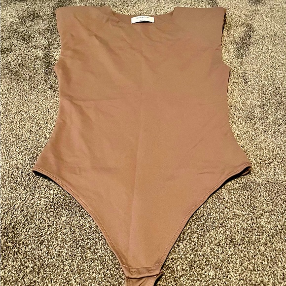 Aritzia Babaton Shoulder Pad Bodysuit - Picture 1 of 3